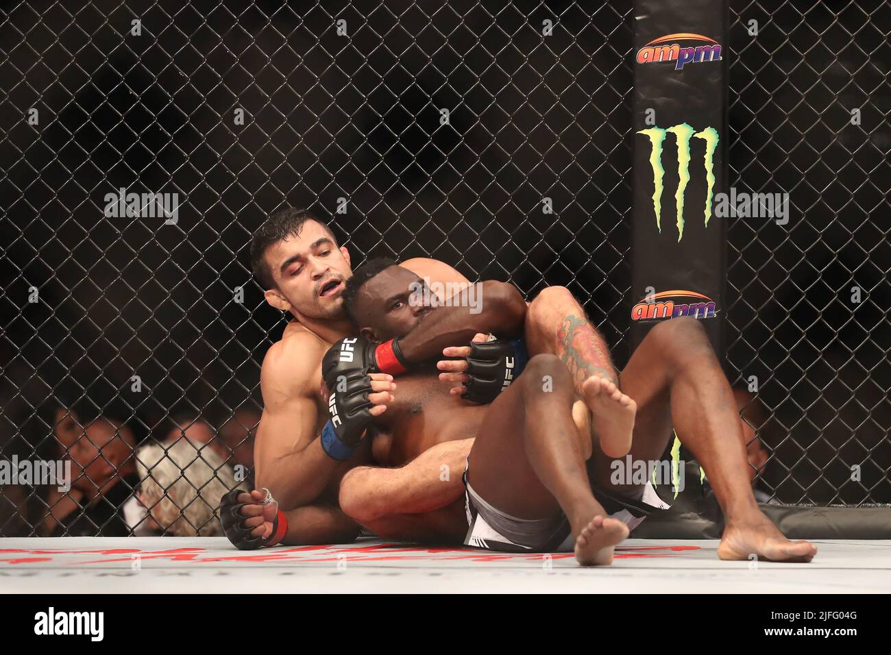 LAS VEGAS, NV - 2 LUGLIO: (L-R) Andre Muniz tenta di presentare Uriah Hall nel loro Middleweight Bout alla UFC 276 alla T-Mobile Arena il 2 luglio 2022 a Las Vegas, Nevada, Stati Uniti. (Foto di Alejandro Salazar/PxImages) Foto Stock