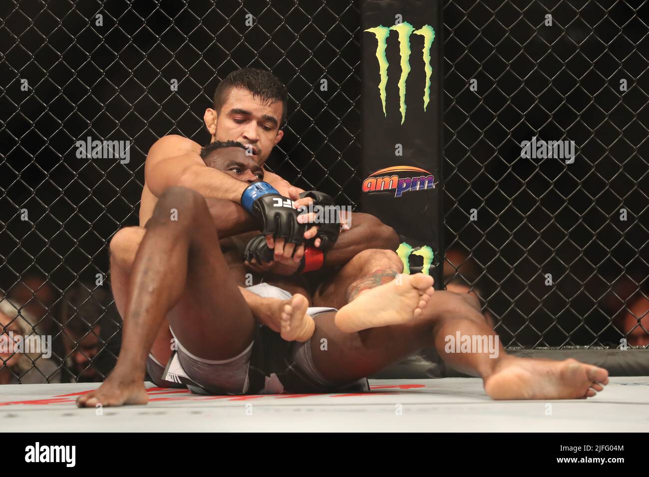 LAS VEGAS, NV - LUGLIO 2: Andre Muniz (indietro) controlla il corpo di Uriah Hall (davanti) nel loro mazzetto di peso medio alla UFC 276 alla T-Mobile Arena il 2 luglio 2022 a Las Vegas, Nevada, Stati Uniti. (Foto di Alejandro Salazar/PxImages) Foto Stock