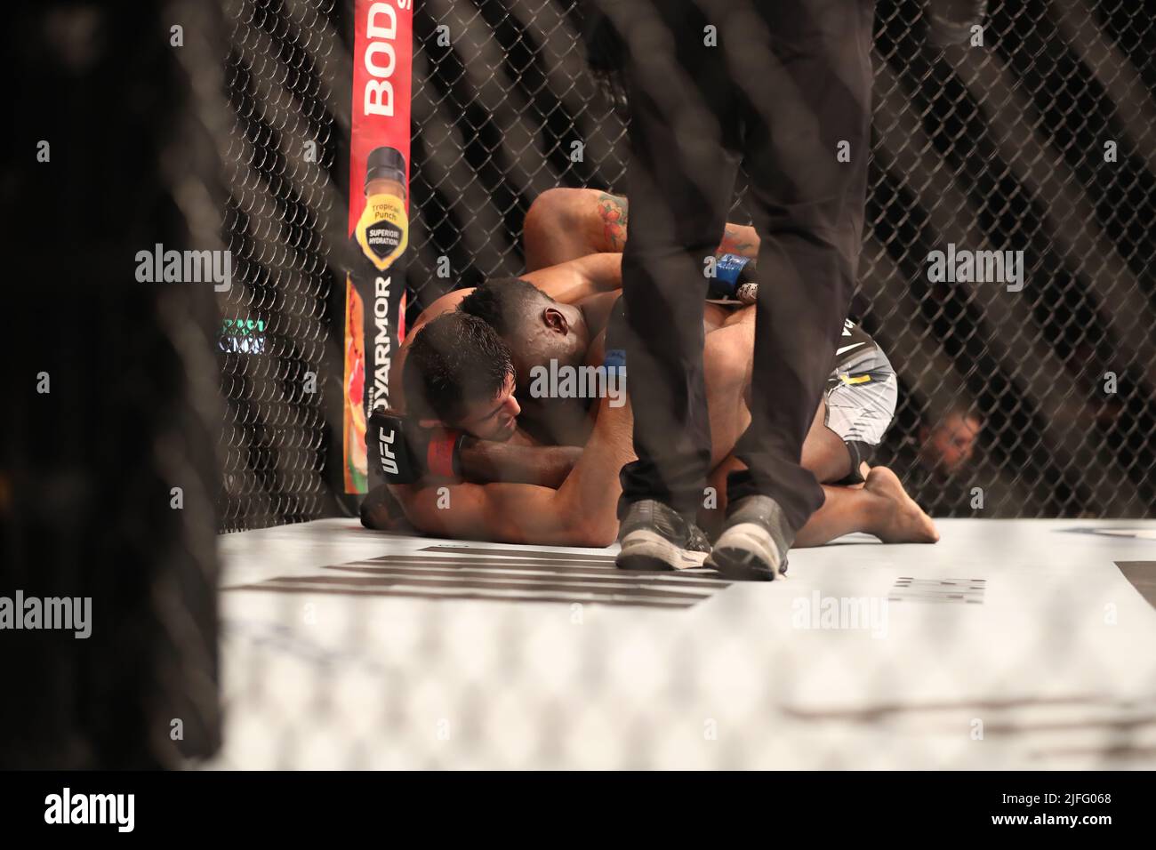 LAS VEGAS, NV - LUGLIO 2: (R-L) Uriah Hall controlla il corpo di Andre Muniz nel loro middleweight bout alla UFC 276 alla T-Mobile Arena il 2 luglio 2022 a Las Vegas, Nevada, Stati Uniti. (Foto di Alejandro Salazar/PxImages) Foto Stock