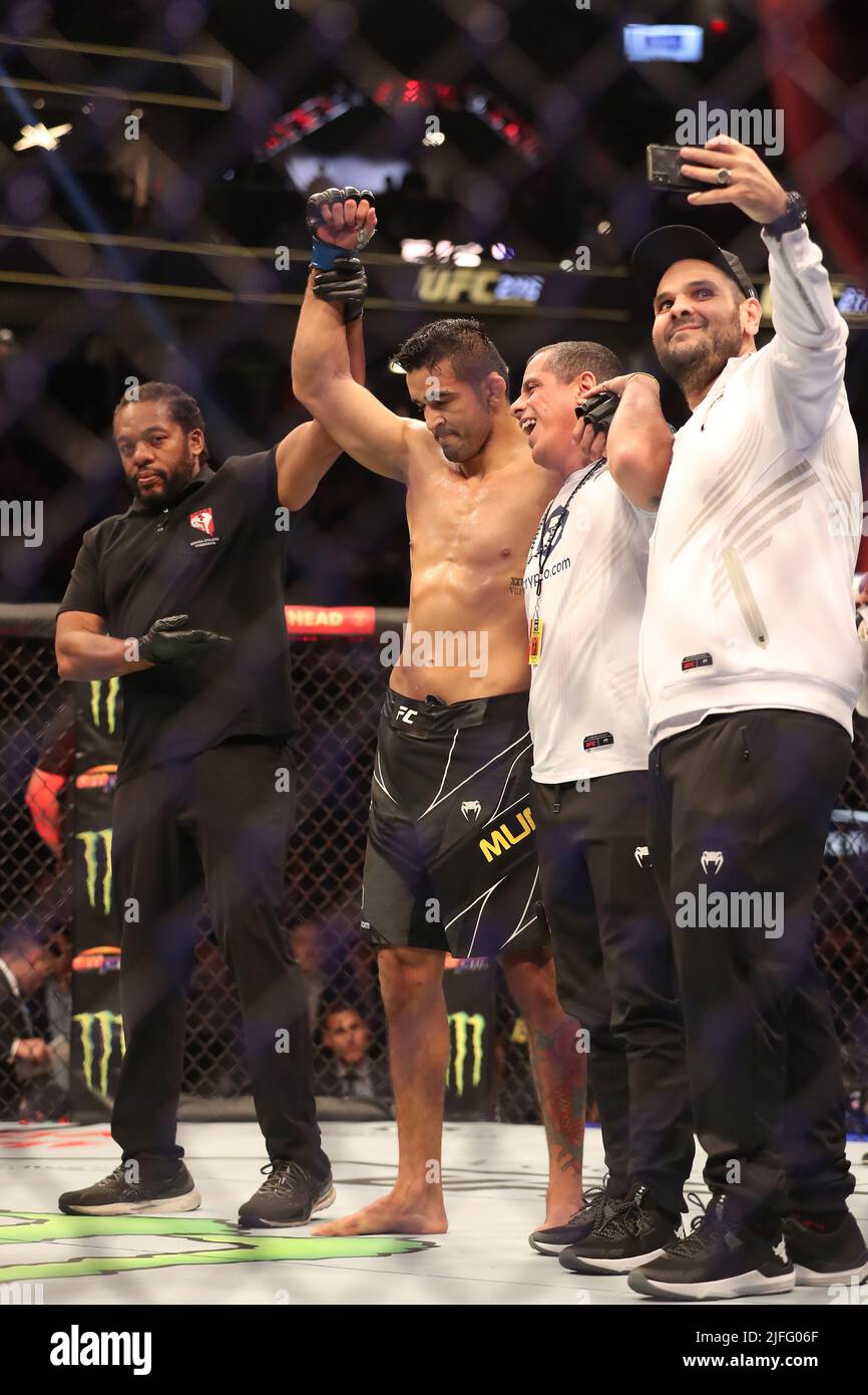 LAS VEGAS, NV - LUGLIO 2: Andre Muniz celebra la sua vittoria su Uriah Hall nel loro Middleweight Bout alla UFC 276 alla T-Mobile Arena il 2 luglio 2022 a Las Vegas, Nevada, Stati Uniti. (Foto di Alejandro Salazar/PxImages) Foto Stock