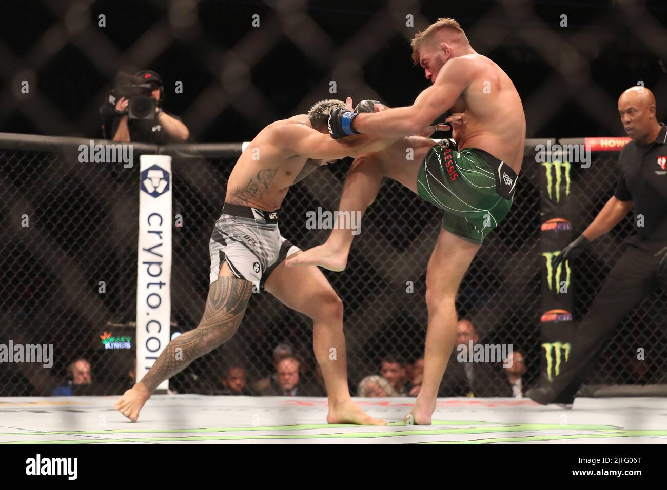 LAS VEGAS, NV - LUGLIO 2: (R-L) Brad Tavares dà il via a Dricus Du Plessis nel loro "Middleweight bout" all'UFC 276 presso la T-Mobile Arena il 2 luglio 2022 a Las Vegas, Nevada, Stati Uniti. (Foto di Alejandro Salazar/PxImages) Foto Stock