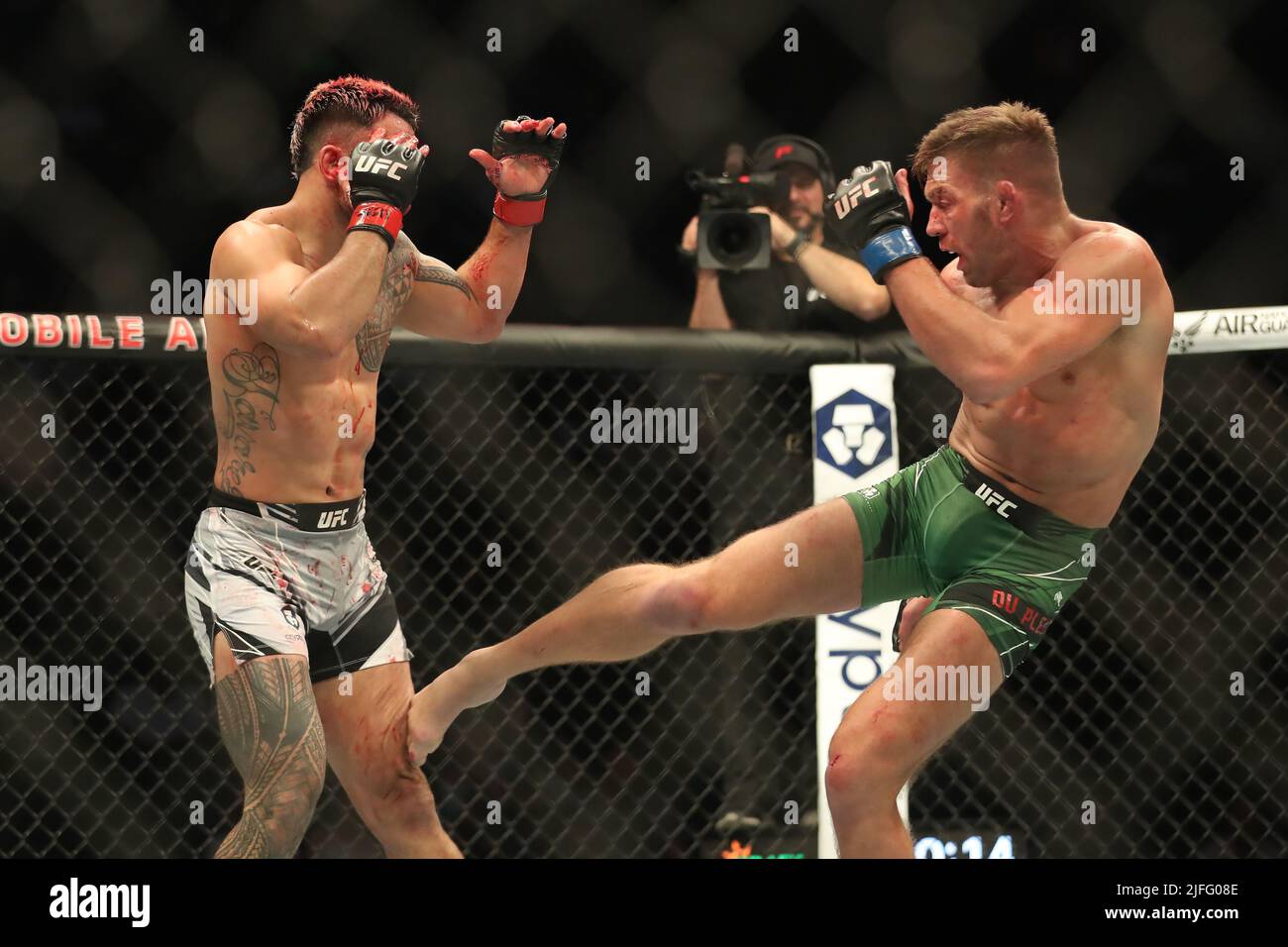 LAS VEGAS, NV - LUGLIO 2: (R-L) Brad Tavares dà il via a Dricus Du Plessis nel loro "Middleweight bout" all'UFC 276 presso la T-Mobile Arena il 2 luglio 2022 a Las Vegas, Nevada, Stati Uniti. (Foto di Alejandro Salazar/PxImages) Foto Stock