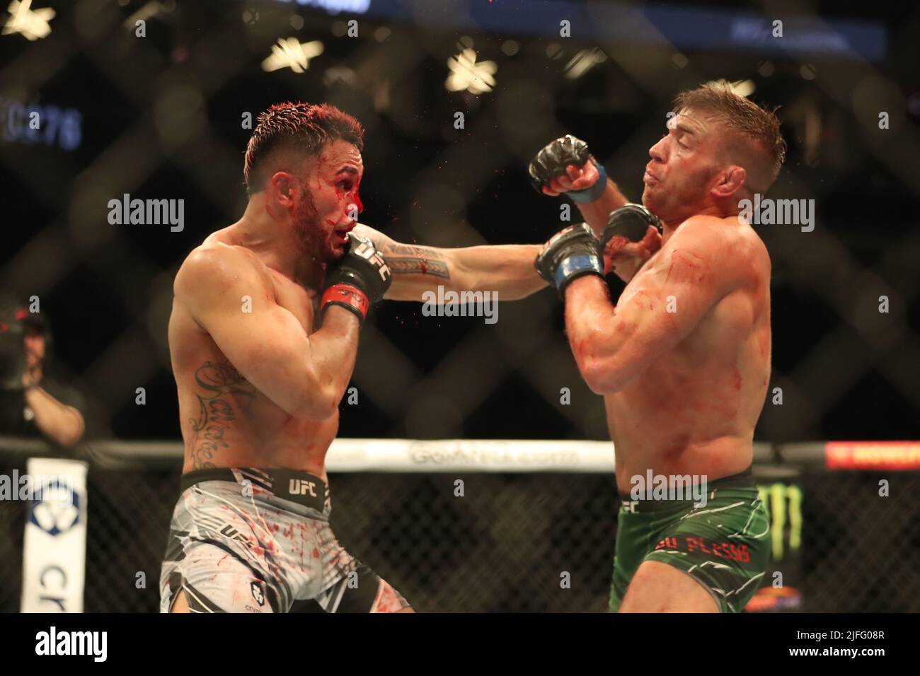 LAS VEGAS, NV - 2 LUGLIO: (L-R) Brad Tavares punch Dricus Du Plessis nel loro Middleweight bout alla UFC 276 alla T-Mobile Arena il 2 luglio 2022 a Las Vegas, Nevada, Stati Uniti. (Foto di Alejandro Salazar/PxImages) Foto Stock