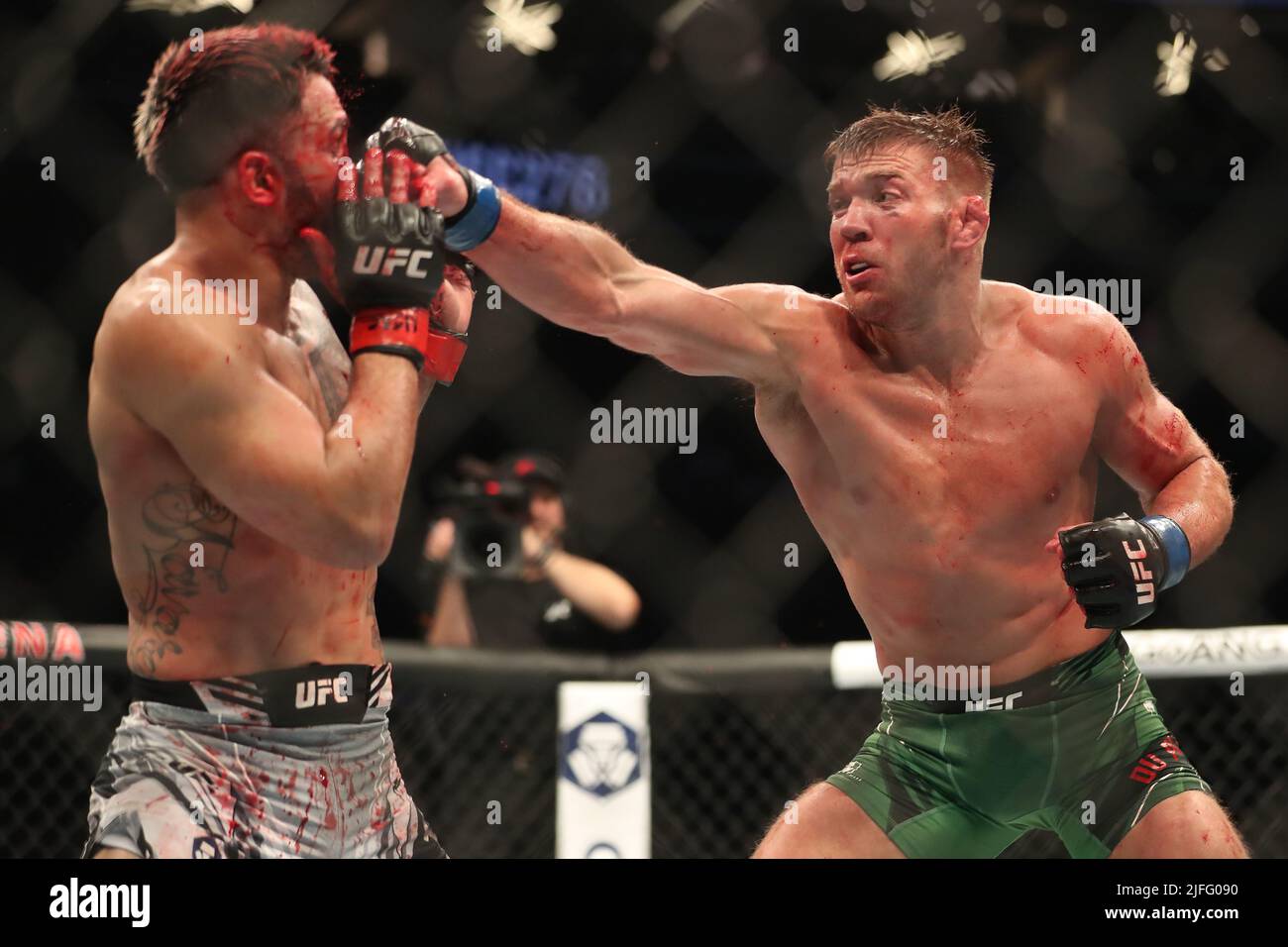LAS VEGAS, NV - 2 LUGLIO: (R-L) Dricus Du Plessis punches Brad Tavares nel loro Middleweight bout alla UFC 276 alla T-Mobile Arena il 2 luglio 2022 a Las Vegas, Nevada, Stati Uniti. (Foto di Alejandro Salazar/PxImages) Foto Stock
