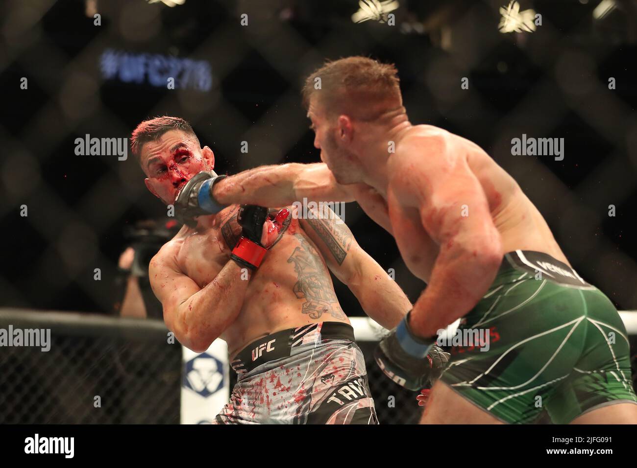 LAS VEGAS, NV - 2 LUGLIO: (R-L) Dricus Du Plessis punches Brad Tavares nel loro Middleweight bout alla UFC 276 alla T-Mobile Arena il 2 luglio 2022 a Las Vegas, Nevada, Stati Uniti. (Foto di Alejandro Salazar/PxImages) Foto Stock