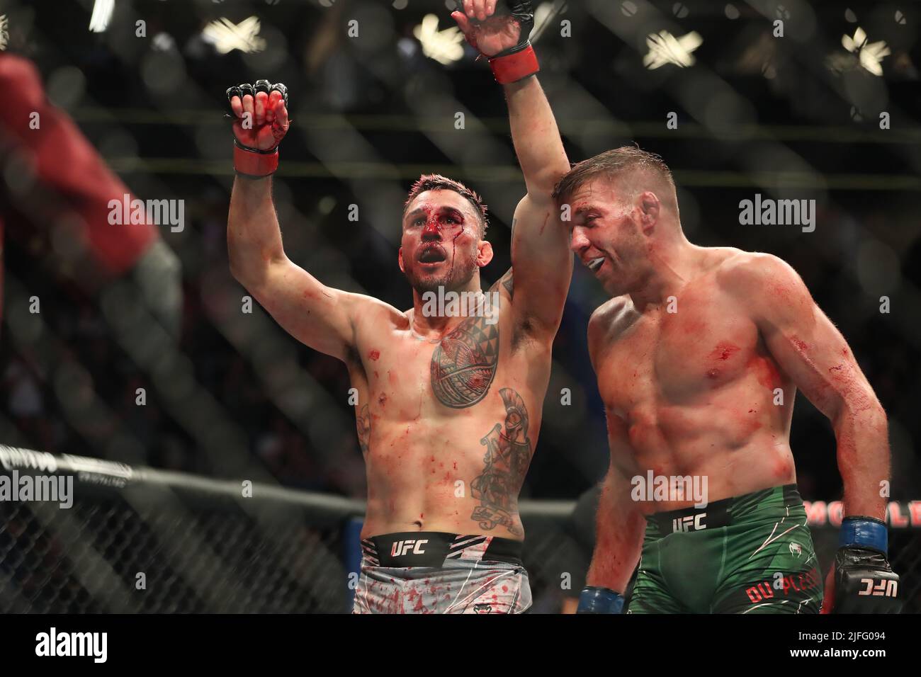 LAS VEGAS, NV - 2 LUGLIO: (L-R) Brad Tavares e Dricus Du Plessis nel loro Middleweight bout alla UFC 276 alla T-Mobile Arena il 2 luglio 2022 a Las Vegas, Nevada, Stati Uniti. (Foto di Alejandro Salazar/PxImages) Foto Stock