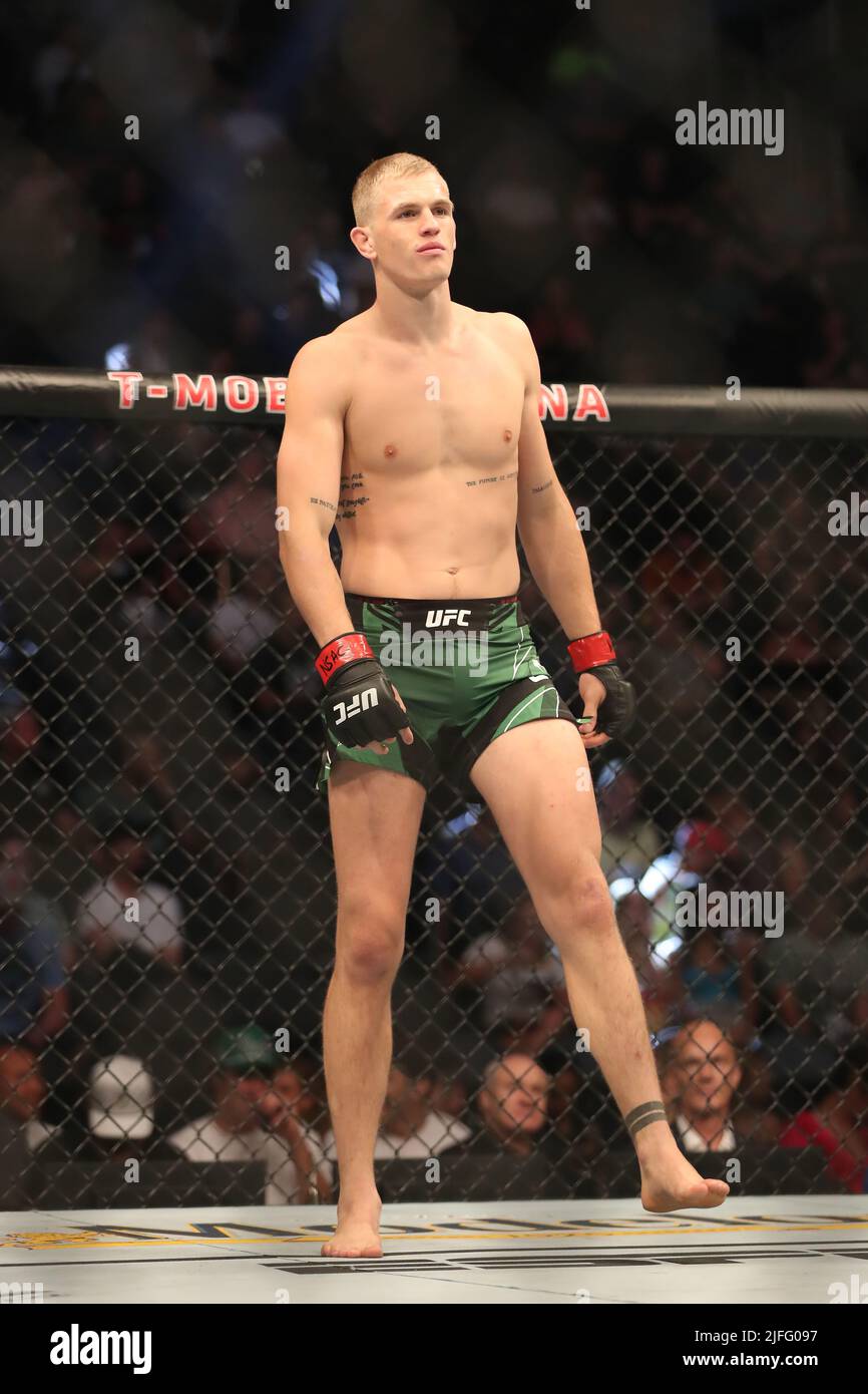 LAS VEGAS, NV - 2 LUGLIO: Ian Garry si prepara a combattere Gabriel Green nel loro bout Welterweight alla UFC 276 alla T-Mobile Arena il 2 luglio 2022 a Las Vegas, Nevada, Stati Uniti. (Foto di Alejandro Salazar/PxImages) Foto Stock