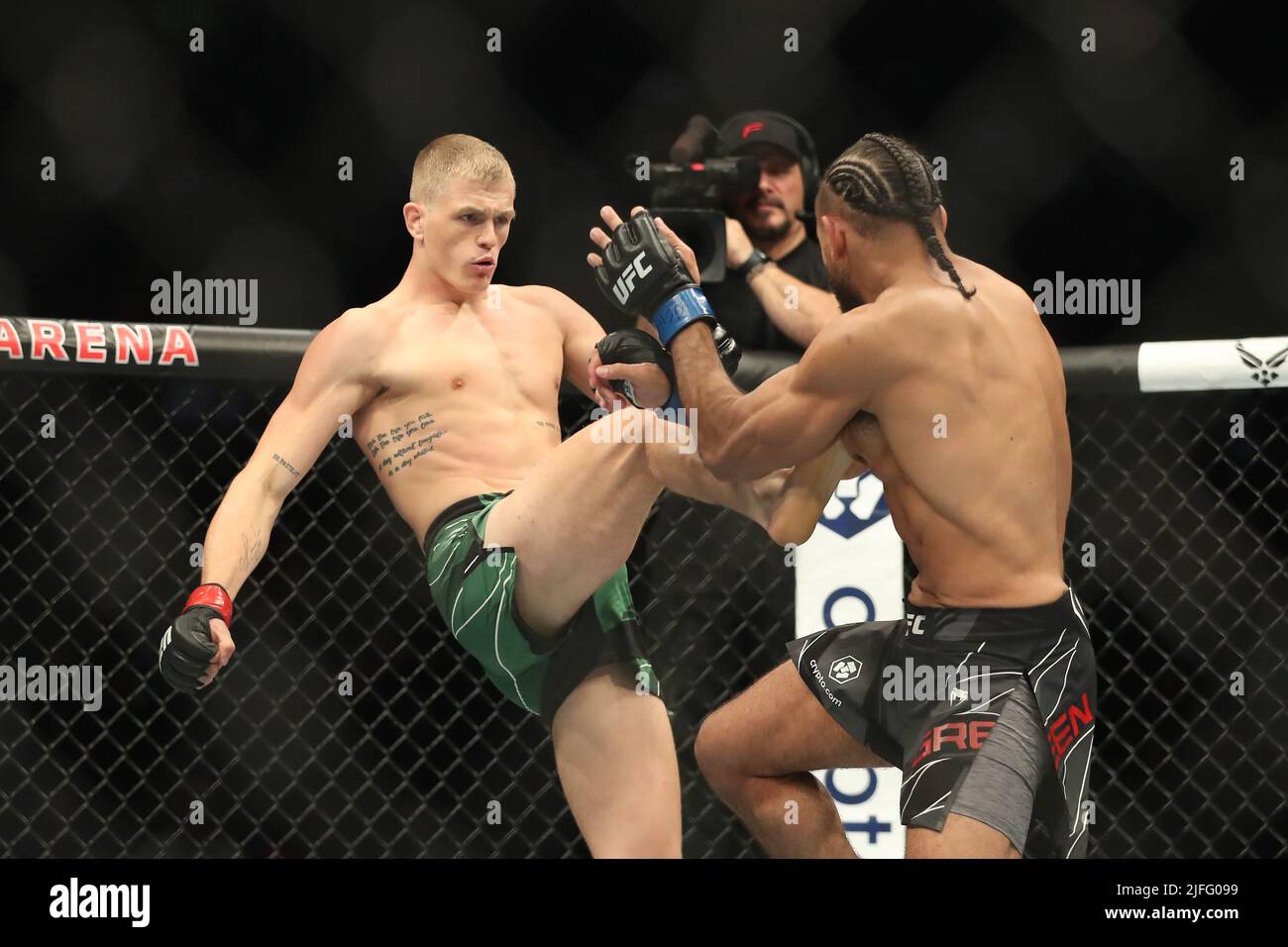 LAS VEGAS, NV - 2 LUGLIO: (L-R) Ian Garry dà il via a Gabriel Green nel suo incontro di pesi Welterweight all'UFC 276 alla T-Mobile Arena il 2 luglio 2022 a Las Vegas, Nevada, Stati Uniti. (Foto di Alejandro Salazar/PxImages) Foto Stock