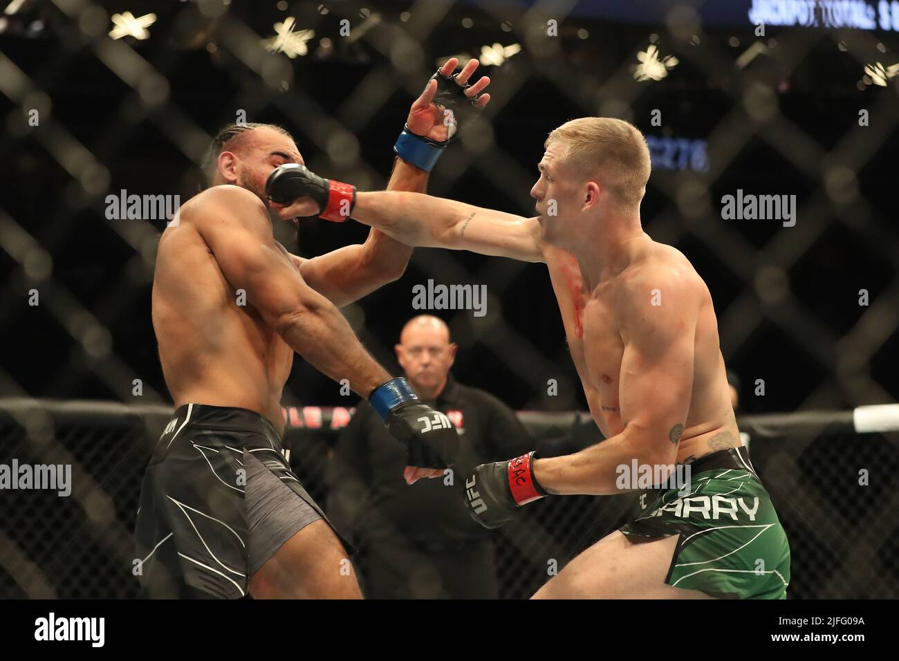 LAS VEGAS, NV - LUGLIO 2: (R-L) Ian Garry pugni Gabriel Green nel loro bout Welterweight alla UFC 276 alla T-Mobile Arena il 2 luglio 2022 a Las Vegas, Nevada, Stati Uniti. (Foto di Alejandro Salazar/PxImages) Foto Stock