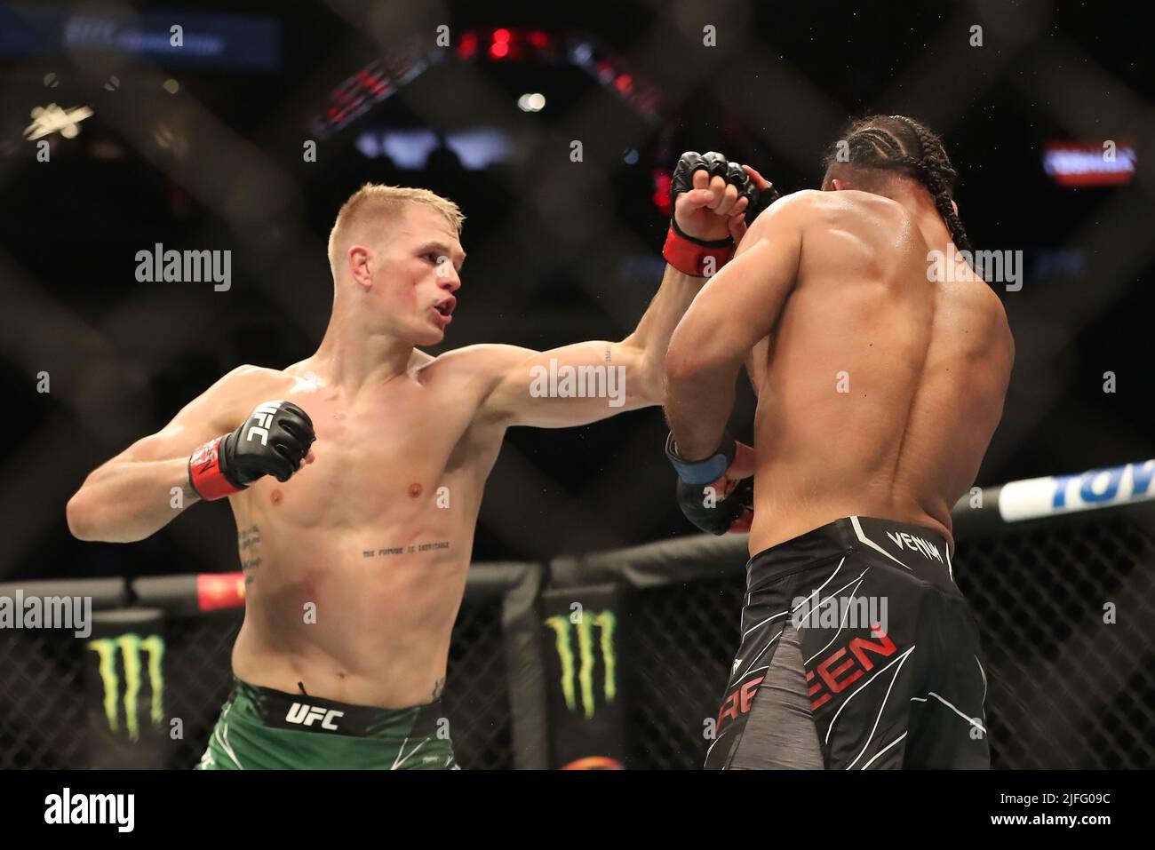 LAS VEGAS, NV - LUGLIO 2: (L-R) Ian Garry pugni Gabriel Green nel loro bout Welterweight alla UFC 276 alla T-Mobile Arena il 2 luglio 2022 a Las Vegas, Nevada, Stati Uniti. (Foto di Alejandro Salazar/PxImages) Foto Stock