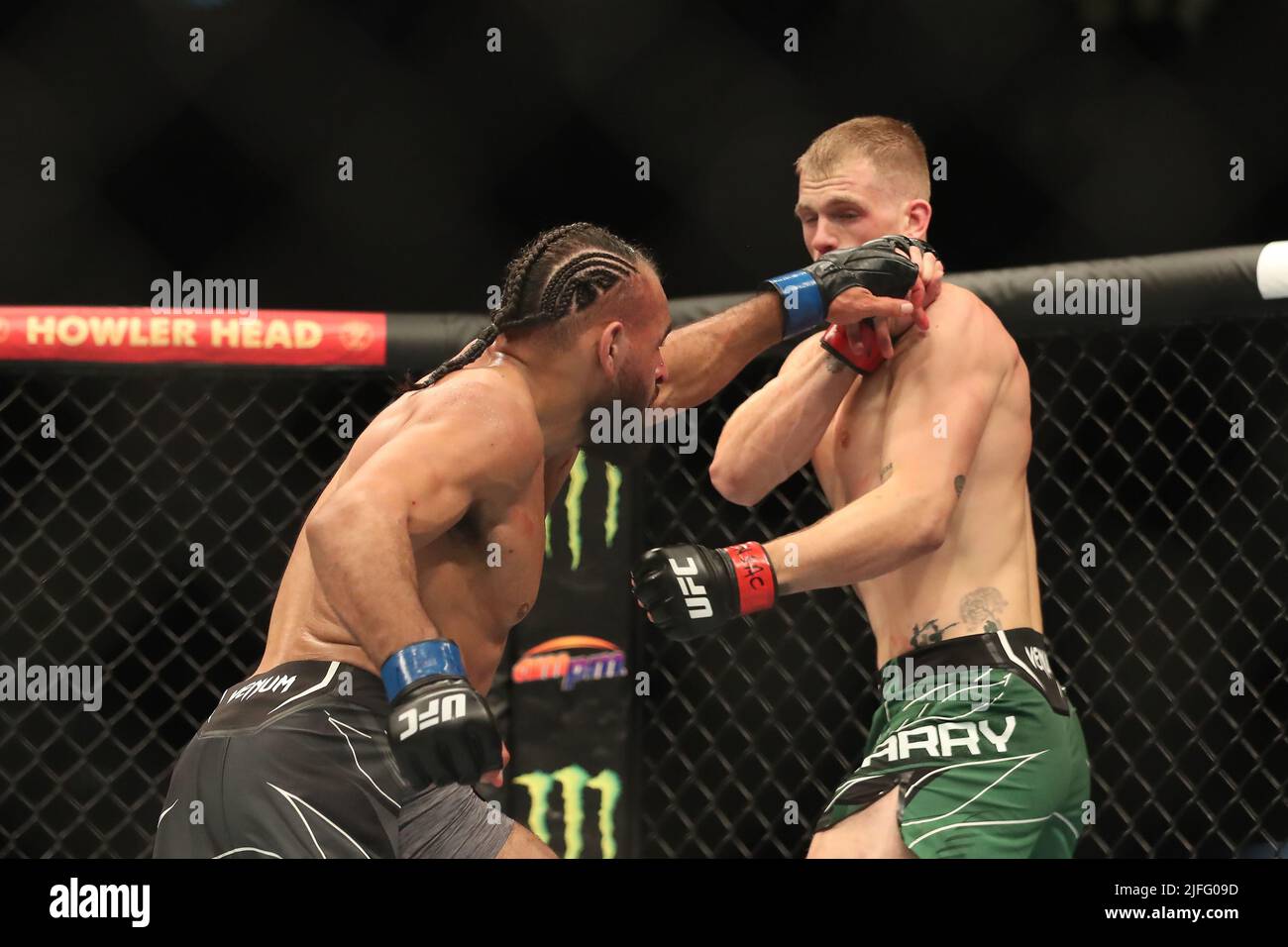 LAS VEGAS, NV - 2 LUGLIO: (L-R) Gabriel Green punce Ian Garry nel loro bout Welterweight alla UFC 276 alla T-Mobile Arena il 2 luglio 2022 a Las Vegas, Nevada, Stati Uniti. (Foto di Alejandro Salazar/PxImages) Foto Stock