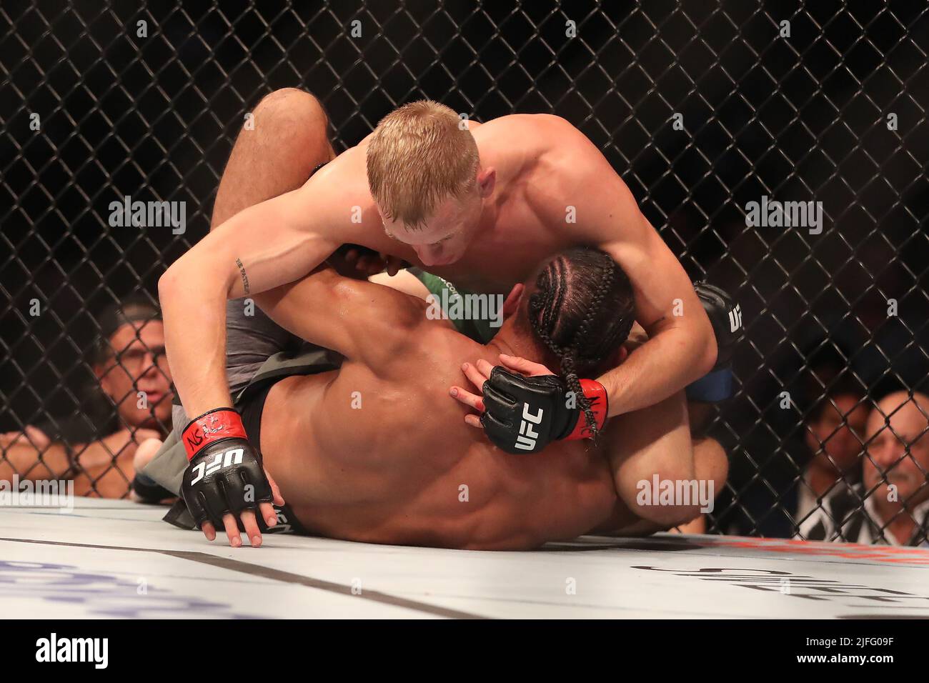 LAS VEGAS, NV - 2 LUGLIO: (R-L) Ian Garry controlla il corpo di Gabriel Green nel loro bout Welterweight alla UFC 276 alla T-Mobile Arena il 2 luglio 2022 a Las Vegas, Nevada, Stati Uniti. (Foto di Alejandro Salazar/PxImages) Foto Stock