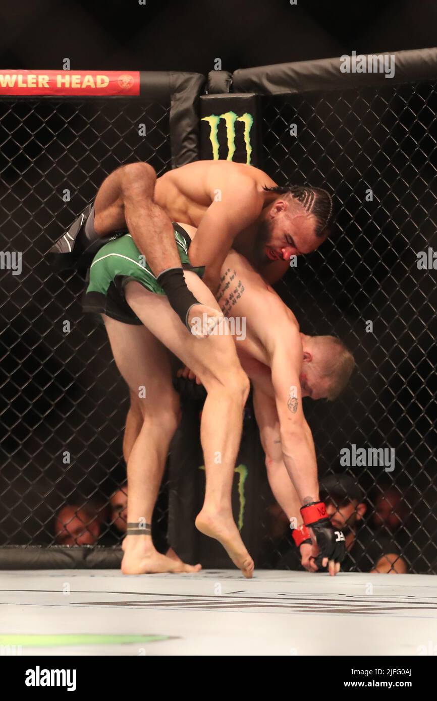 LAS VEGAS, NV - 2 LUGLIO: (L-R) Gabriel Green controlla il corpo di Ian Garry nel loro bout Welterweight alla UFC 276 alla T-Mobile Arena il 2 luglio 2022 a Las Vegas, Nevada, Stati Uniti. (Foto di Alejandro Salazar/PxImages) Foto Stock