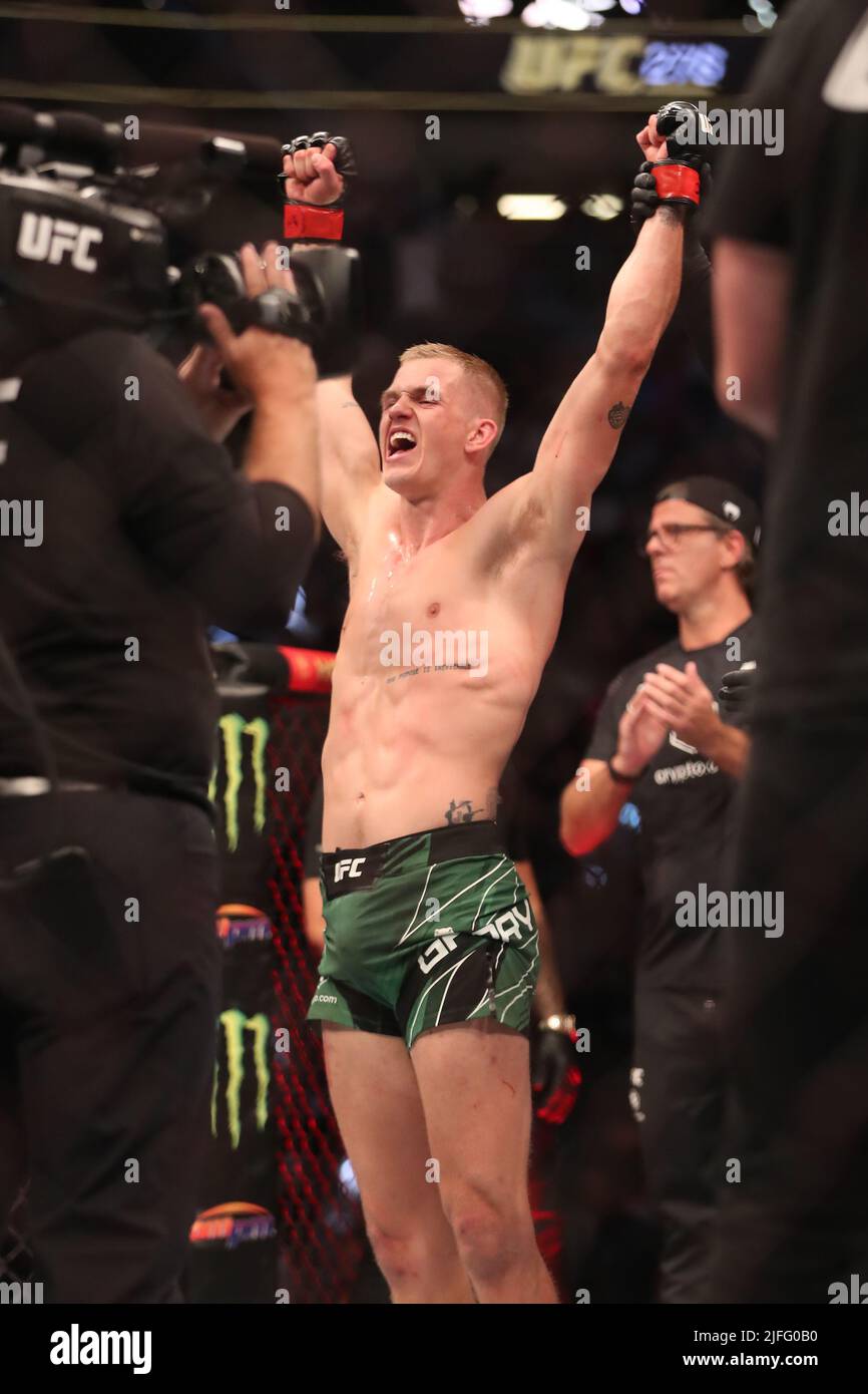 LAS VEGAS, NV - LUGLIO 2: Ian Garry celebra la sua vittoria su Gabriel Green nel loro bout Welterweight alla UFC 276 alla T-Mobile Arena il 2 luglio 2022 a Las Vegas, Nevada, Stati Uniti. (Foto di Alejandro Salazar/PxImages) Foto Stock