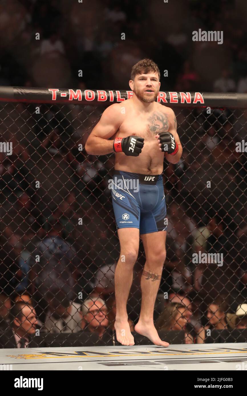 LAS VEGAS, NV - LUGLIO 2: Jim Miller si prepara a combattere Donald Cerrone nel loro bout Welterweight alla UFC 276 alla T-Mobile Arena il 2 luglio 2022 a Las Vegas, Nevada, Stati Uniti. (Foto di Alejandro Salazar/PxImages) Foto Stock