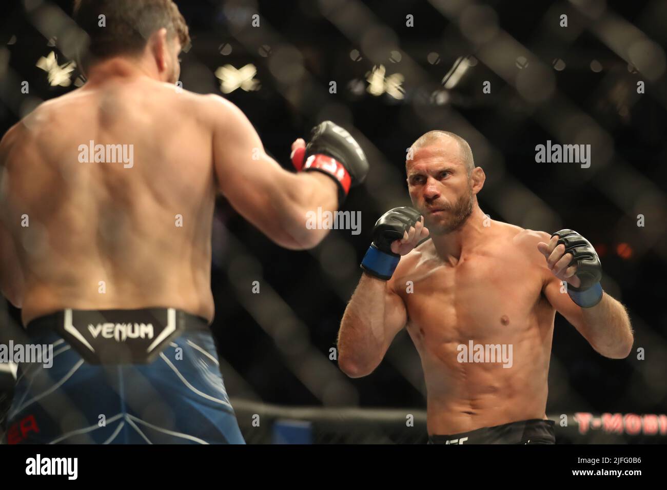 LAS VEGAS, NV - 2 LUGLIO: (L-R) Jim Miller batte Donald Cerrone nel loro incontro pesi Welterweight alla UFC 276 alla T-Mobile Arena il 2 luglio 2022 a Las Vegas, Nevada, Stati Uniti. (Foto di Alejandro Salazar/PxImages) Foto Stock