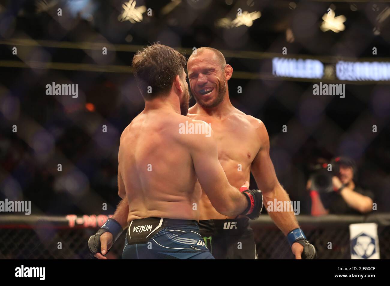LAS VEGAS, NV - 2 LUGLIO: (L-R) Jim Miller e Donald Cerrone dopo il loro bout Welterweight durante l'evento UFC 276 alla T-Mobile Arena il 2 luglio 2022 a Las Vegas, Nevada, Stati Uniti. (Foto di Alejandro Salazar/PxImages) Foto Stock