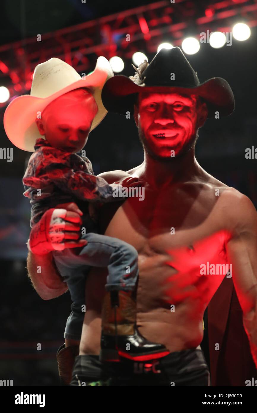 LAS VEGAS, NV - LUGLIO 2: Donald Cerrone e i suoi figli posano per le foto dopo aver annunciato il ritiro di MMA durante la UFC 276 alla T-Mobile Arena il 2 luglio 2022 a Las Vegas, Nevada, Stati Uniti. (Foto di Alejandro Salazar/PxImages) Foto Stock