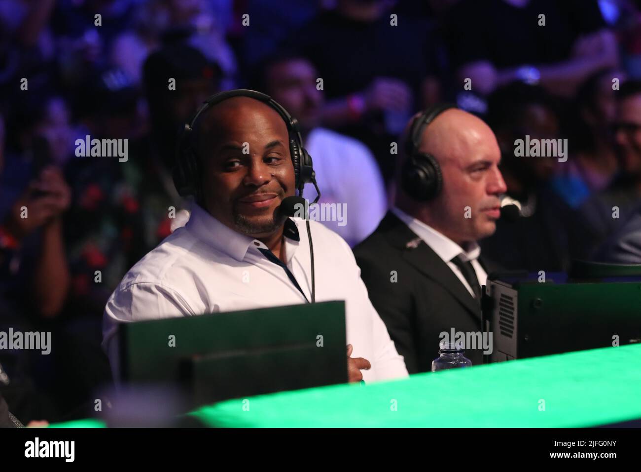 Las Vegas, Stati Uniti. 02nd luglio 2022. LAS VEGAS, NV - LUGLIO 2: Ex campione UFC Daniel Cormier durante l'evento UFC 276 alla T-Mobile Arena il 2 luglio 2022 a Las Vegas, Nevada, Stati Uniti. (Foto di Alejandro Salazar/PxImages) Credit: PX Images/Alamy Live News Foto Stock