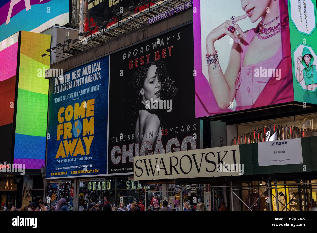 Annunci di Chicago e provengono da fuori musical e Swarovski gioielleria negozio a Times Square Foto Stock