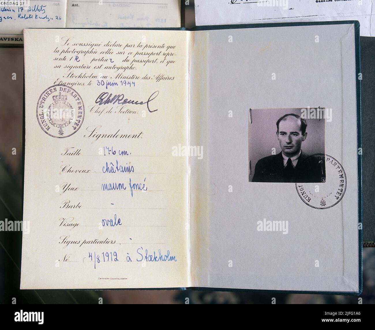 Raoul Wallenberg. Diplomatico svedese. Nato il 4 1912 agosto, scomparso il 17 1945 gennaio. Salvò migliaia di ebrei in Ungheria occupata dalla Germania durante l'olocausto dei nazisti tedeschi e dei fascisti ungheresi durante le fasi successive della seconda guerra mondiale Ciò che gli è successo, quando è morto, è ancora oggetto di continue speculazioni. Immagine del suo passaporto diplomatico rilasciato 30 juni 1944. Foto Stock