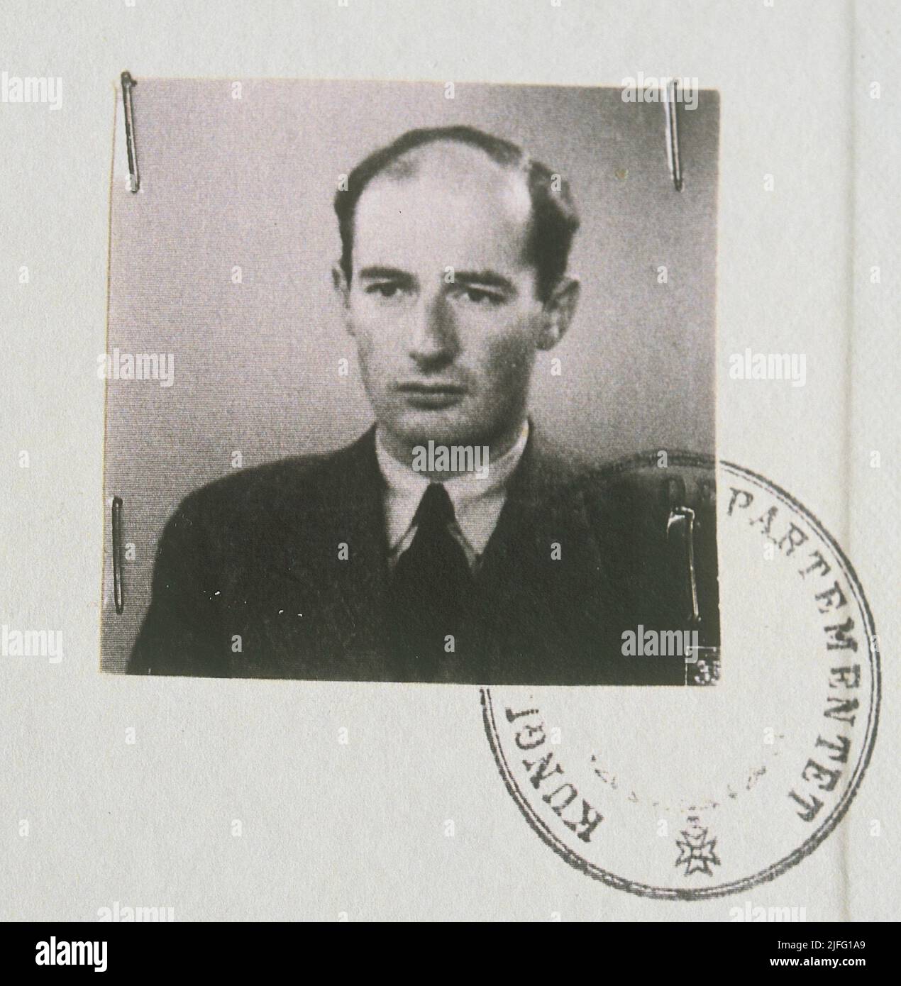 Raoul Wallenberg. Diplomatico svedese. Nato il 4 1912 agosto, scomparso il 17 1945 gennaio. Salvò migliaia di ebrei in Ungheria occupata dalla Germania durante l'olocausto dei nazisti tedeschi e dei fascisti ungheresi durante le fasi successive della seconda guerra mondiale Ciò che gli è successo, quando è morto, è ancora oggetto di continue speculazioni. Dettaglio immagine del suo passaporto diplomatico rilasciato 30 juni 1944. Foto Stock