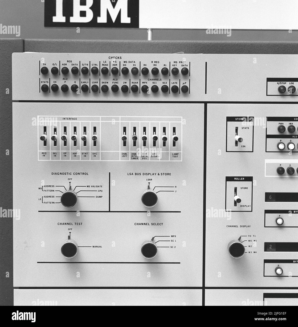 Nel 1960s. Dettaglio di un computer utilizzato per registrare e leggere le informazioni. Un computer mainframe IBM 360. IBM System 360 è stato spesso visto nella serie televisiva americana Mad Men. Foto scattata 1965 Kristoffersson Ref DY128-4 Foto Stock