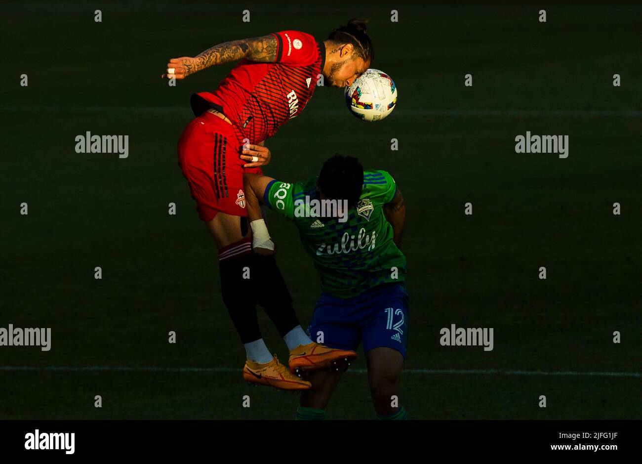 Toronto, Canada. 2nd luglio 2022. Carlos Salcedo (L) del Toronto FC vies con Fredy Montero del Seattle Sounders FC durante la partita di calcio della Major League 2022 (MLS) tra il Toronto FC e il Seattle Sounders FC al BMO Field di Toronto, Canada, il 2 luglio 2022. Credit: Zou Zheng/Xinhua/Alamy Live News Foto Stock