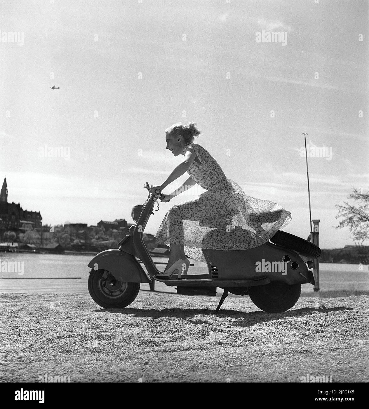 Lambretta. Una giovane donna su uno scooter Lambretta, il modello Lambretta  LC, prodotto tra il 1950 e il 1951, è stato realizzato un totale di 42500.  A tre marce con velocità massima