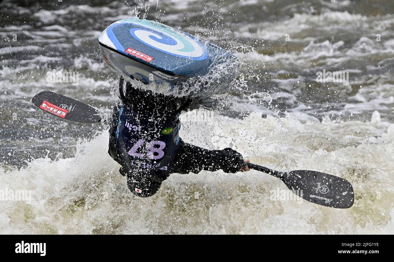 Nottingham, Regno Unito. 02nd luglio 2022. I Campionati del mondo di canoe freestyle ICF 2022. National Water Sports Center, Holme Pierrepont Country Park.Nanase Okazaki (JPN) durante la finale Junior di Kayak per uomini. Credit: Sport in immagini/Alamy Live News Foto Stock