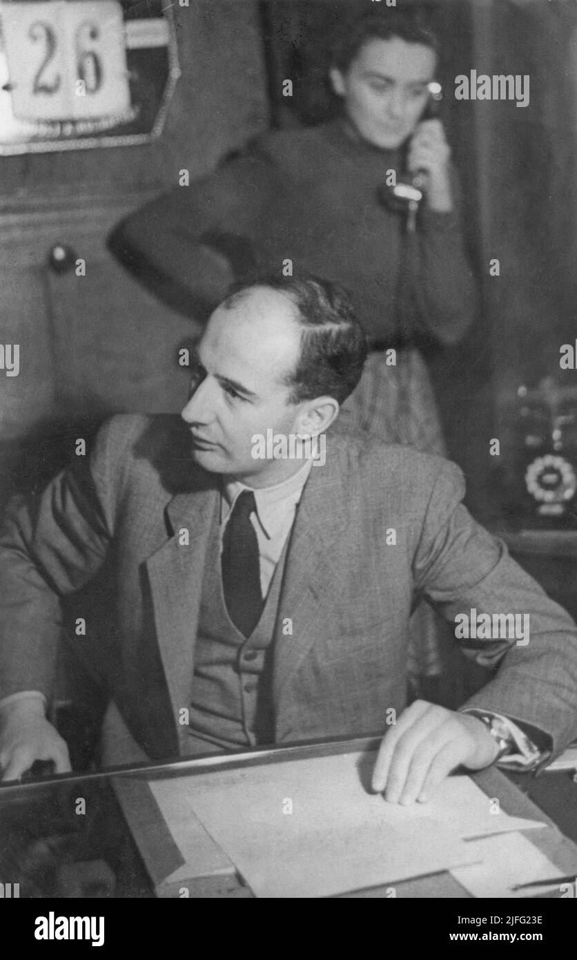 Raoul Wallenberg. Diplomatico svedese. Nato il 4 1912 agosto, scomparso il 17 1945 gennaio. Salvò migliaia di ebrei in Ungheria occupata dalla Germania durante l'olocausto dei nazisti tedeschi e dei fascisti ungheresi durante le fasi successive della seconda guerra mondiale Ciò che gli è successo, quando è morto, è ancora oggetto di continue speculazioni. La foto mostra Raoul Wallenberg nel suo ufficio presso l'ambasciata svedese a Budapest 1944. Foto Stock