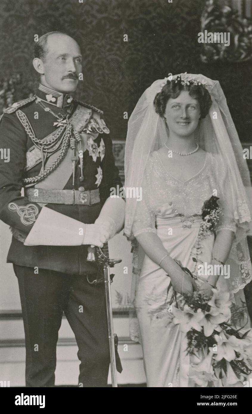 Principe Artù di Connaught, 1883-1938. Ufficiale militare britannico e nipote della regina Vittoria. Foto con la moglie Principessa Alexandra al loro matrimonio 15 ottobre 1913. Era sua cugina, Duchessa di Fife del 2nd. 1891-1959. Foto Stock