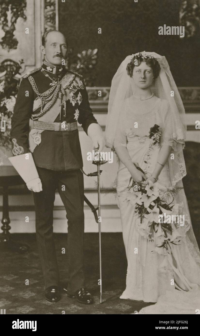 Principe Artù di Connaught, 1883-1938. Ufficiale militare britannico e nipote della regina Vittoria. Foto con la moglie Principessa Alexandra al loro matrimonio 15 ottobre 1913. Era sua cugina, Duchessa di Fife del 2nd. 1891-1959. Foto Stock