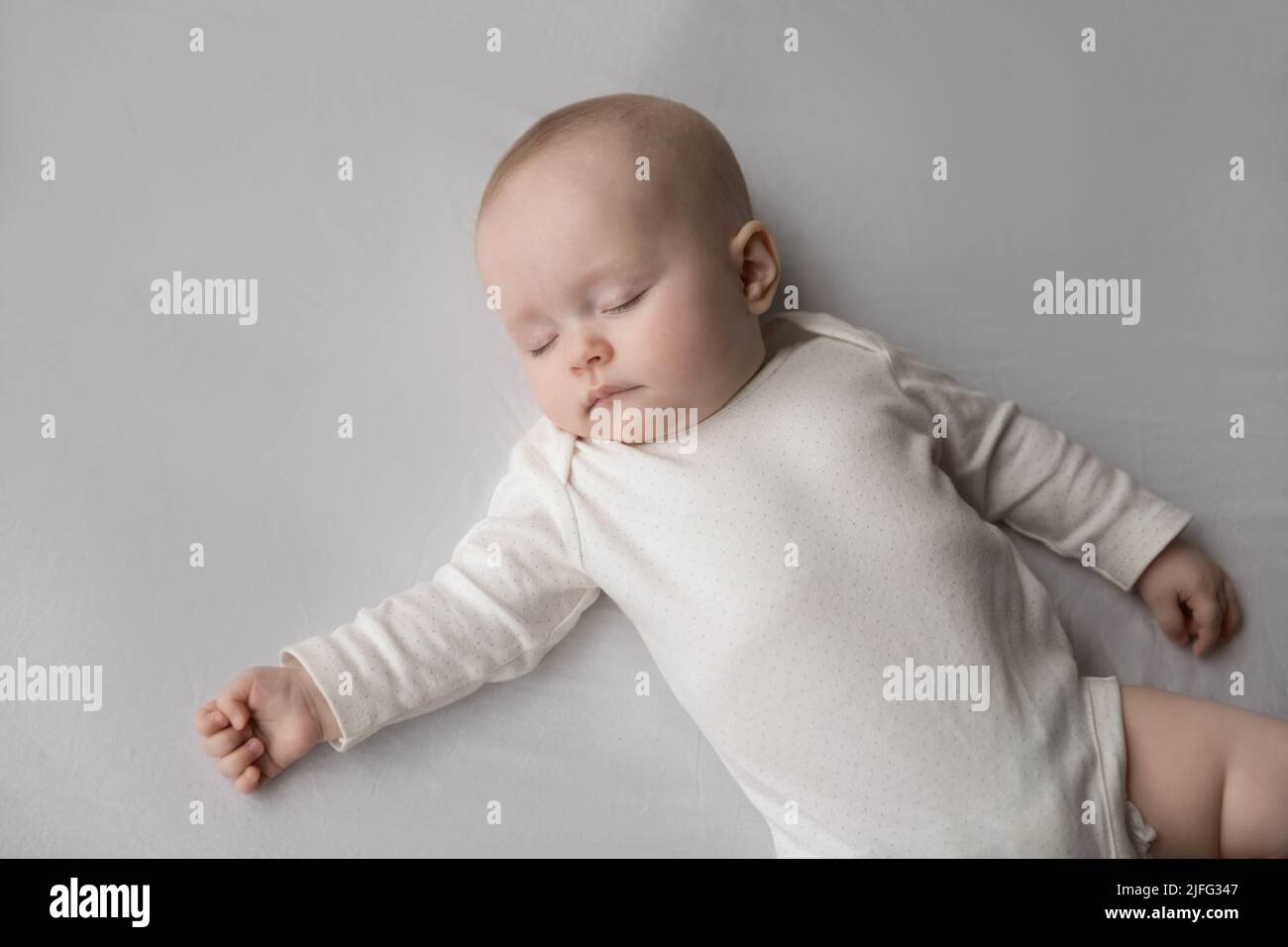 Sopra il primo piano di ripresa calma neonato dormire sul letto Foto Stock