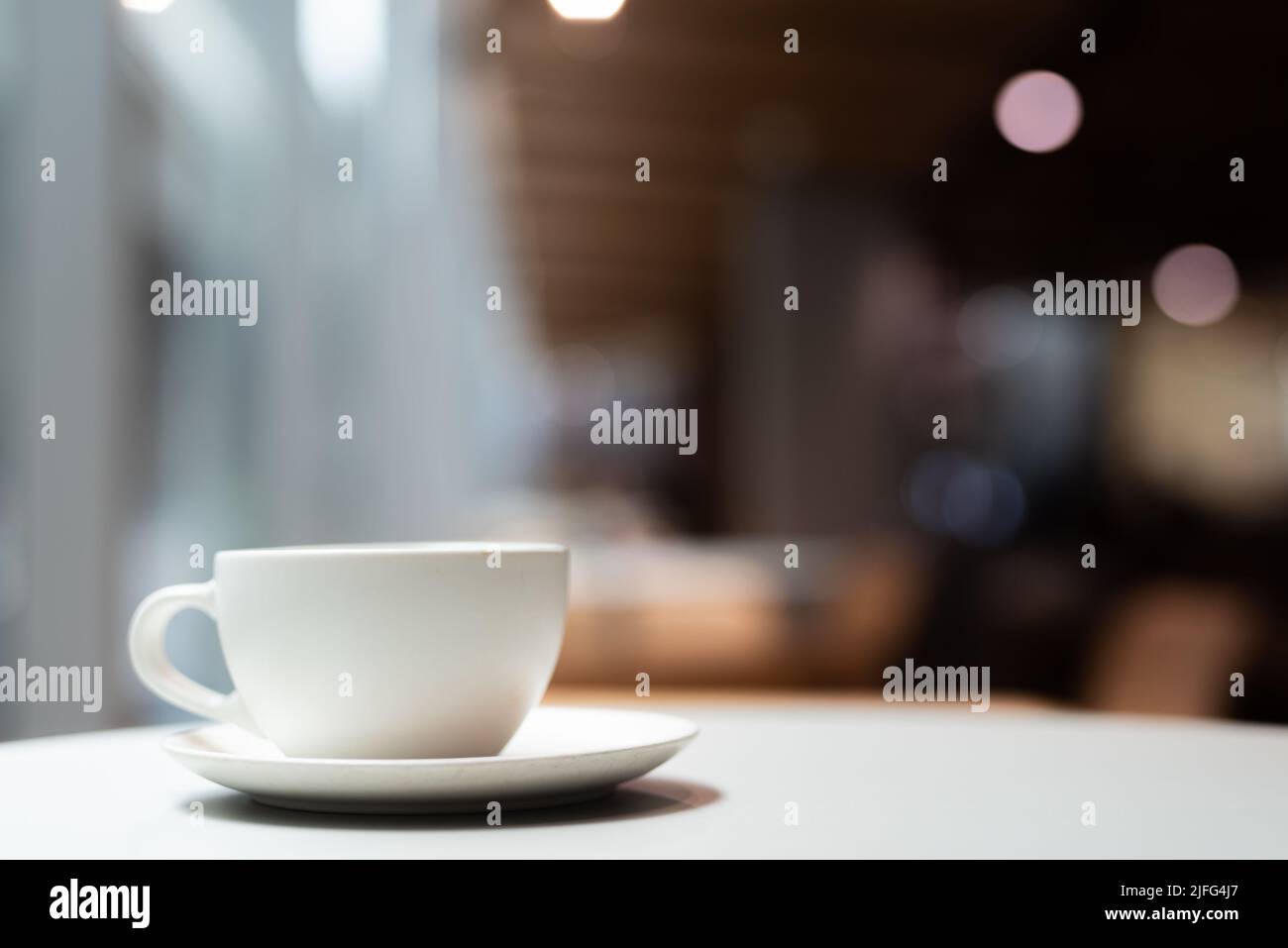 Tazza di caffè sul tavolo con spazio di copia orizzontale Foto Stock