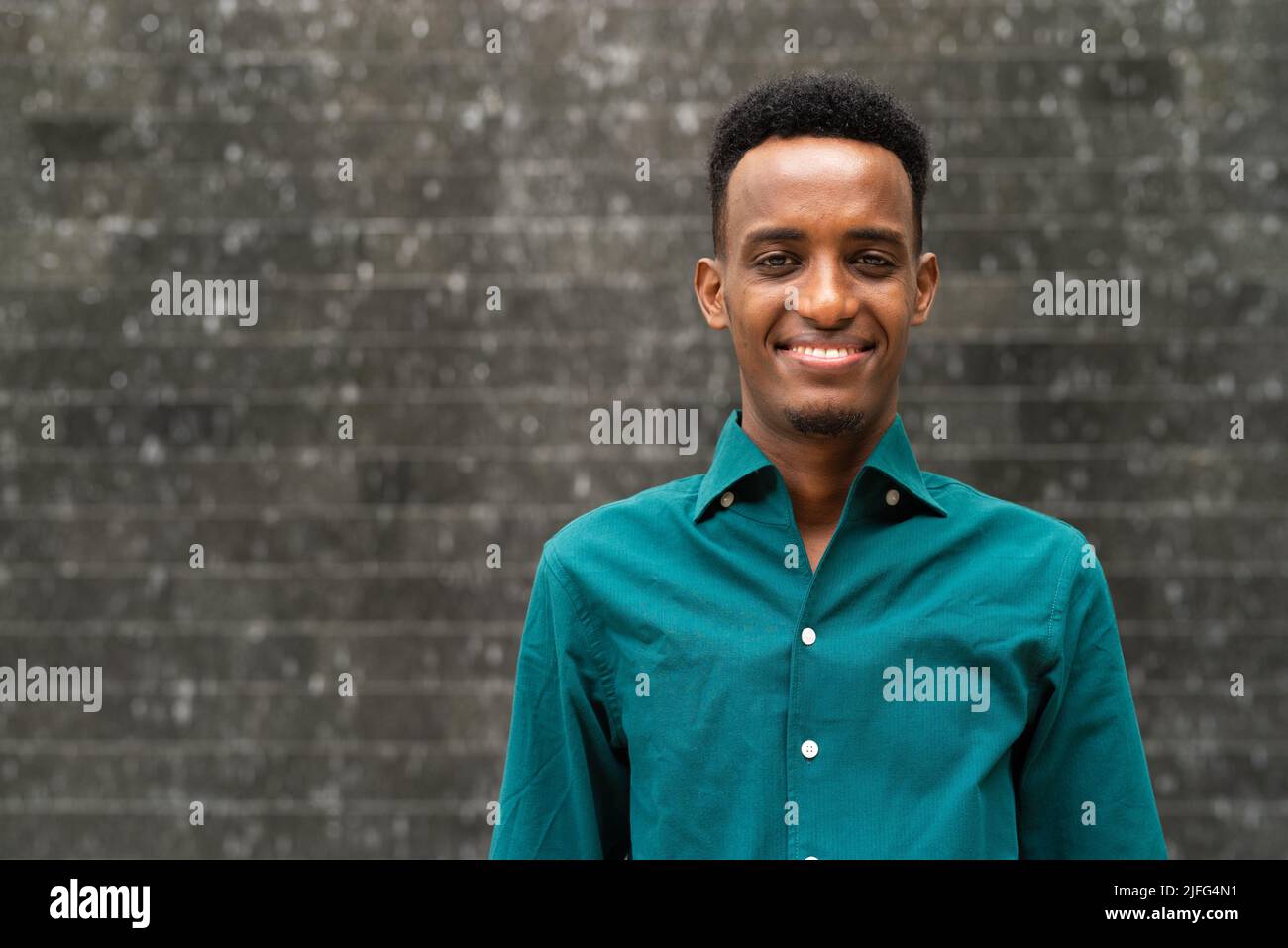 Ritratto di bel giovane uomo nero all'aperto durante l'estate Foto Stock