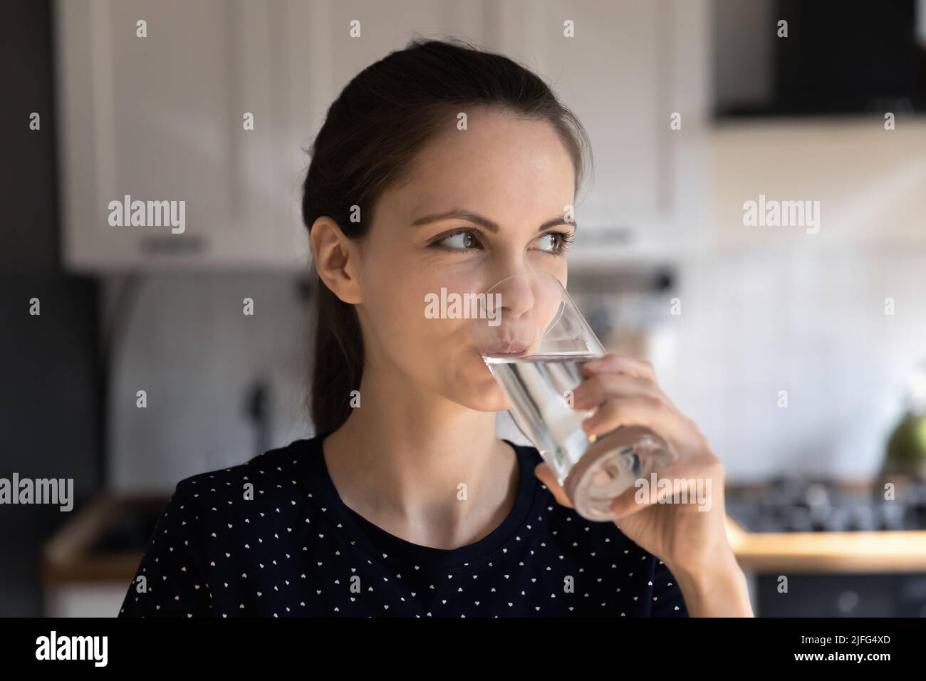 Buona sete giovane donna bere acqua fresca pulita pura Foto Stock