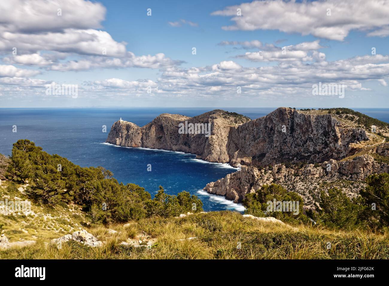 Mallorca - Vista dal monte Morro de Catalunya al famoso Cap de Formentor con faro, ampia vista sulla baia Cala Figuera fino all'Opposi Foto Stock