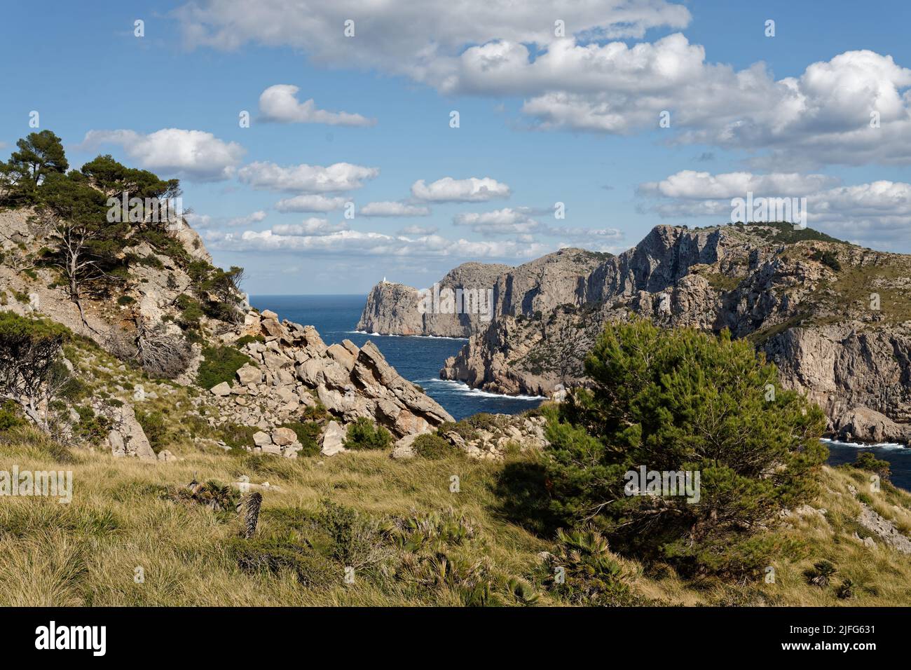 Mallorca - Vista dal sentiero per il Morro de Catalunya al famoso Cap de Formentor con faro, ampia vista sulla baia Cala Figuera fino all'Opp Foto Stock