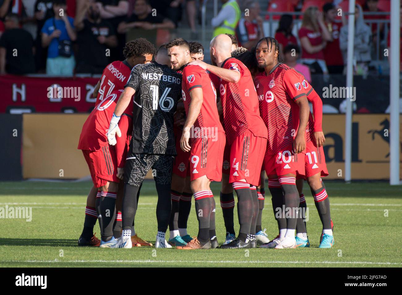 Toronto, Canada. 02nd luglio 2022. I giocatori del Toronto FC si accudono prima della partita MLS tra il Toronto FC e il Seattle Sounders FC al BMO Field di Toronto. Il gioco si è concluso nel 2-0 per il Seattle Sounders FC. Credit: SOPA Images Limited/Alamy Live News Foto Stock