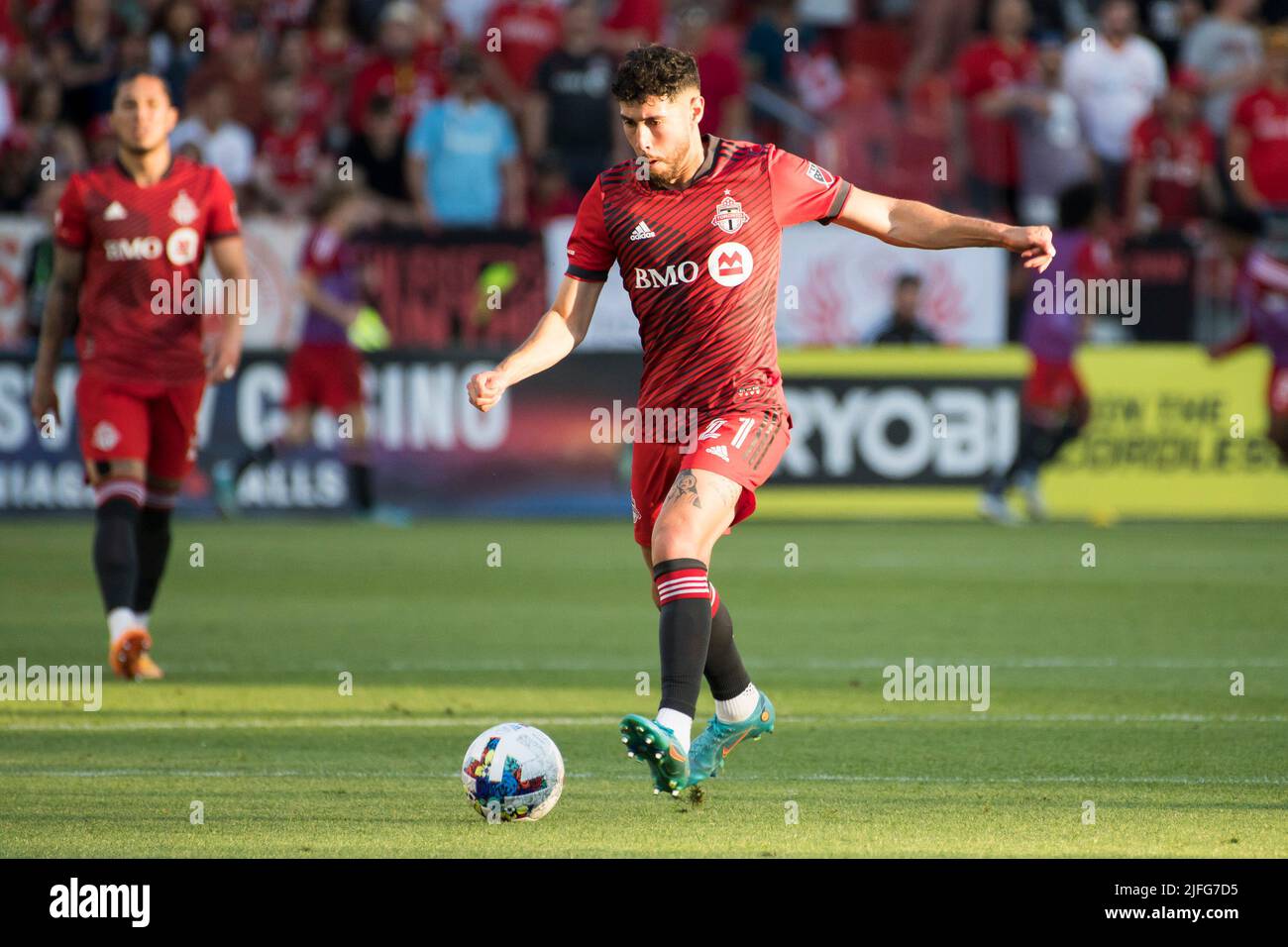 Toronto, Canada. 02nd luglio 2022. Jonathan Osorio (21) in azione durante la partita MLS tra il Toronto FC e il Seattle Sounders FC al BMO Field di Toronto. Il gioco si è concluso nel 2-0 per il Seattle Sounders FC. Credit: SOPA Images Limited/Alamy Live News Foto Stock