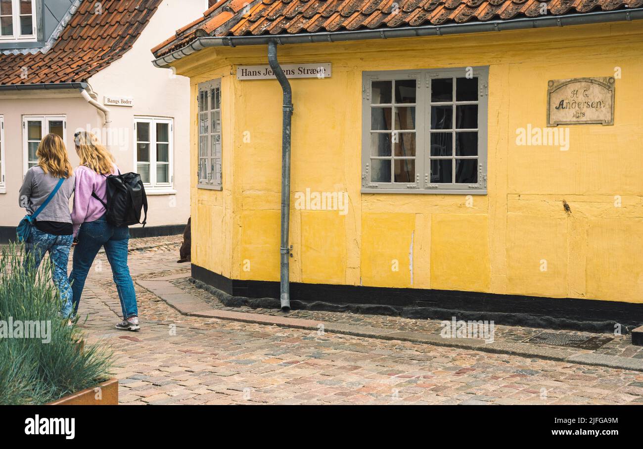 Hans Christian Andersen luogo di nascita e museo originale nella città vecchia di Odense, Danimarca, Europa con i turisti Foto Stock