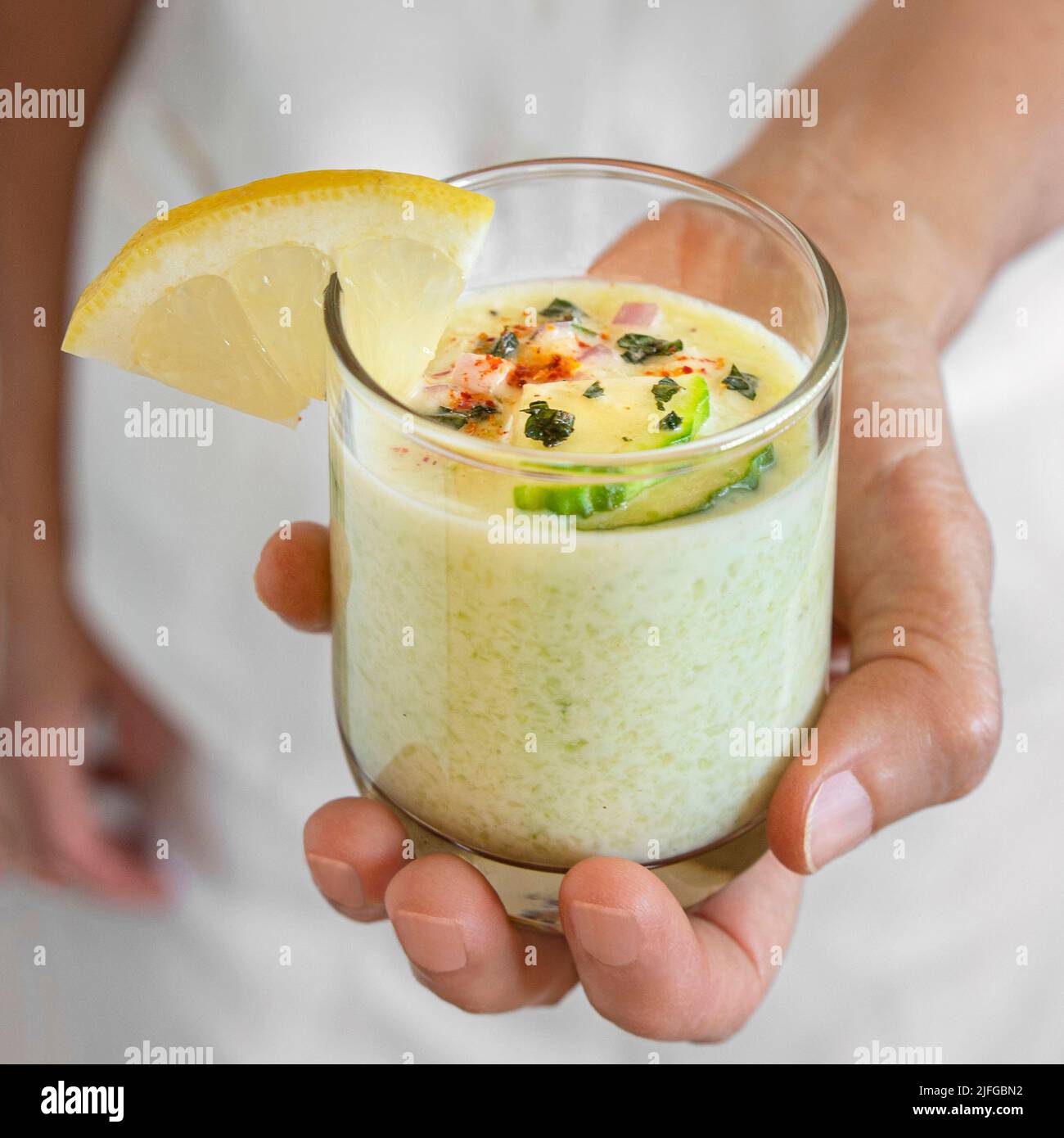 Zuppa di cetrioli freddi con spezie Foto Stock