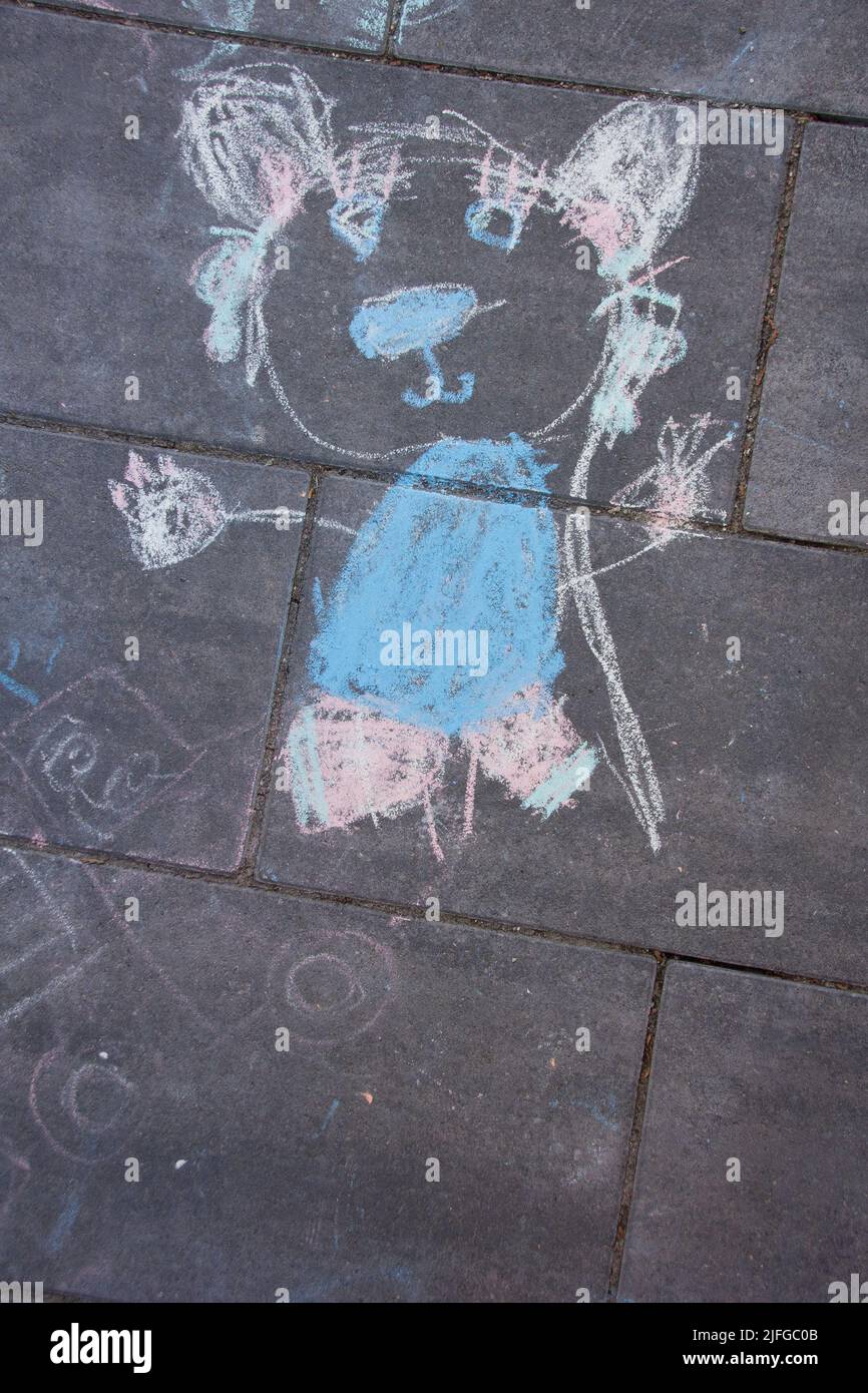 Carino bambino blu e bianco orsacchiotto gesso pittura sulla strada, noodle da un bambino Foto Stock