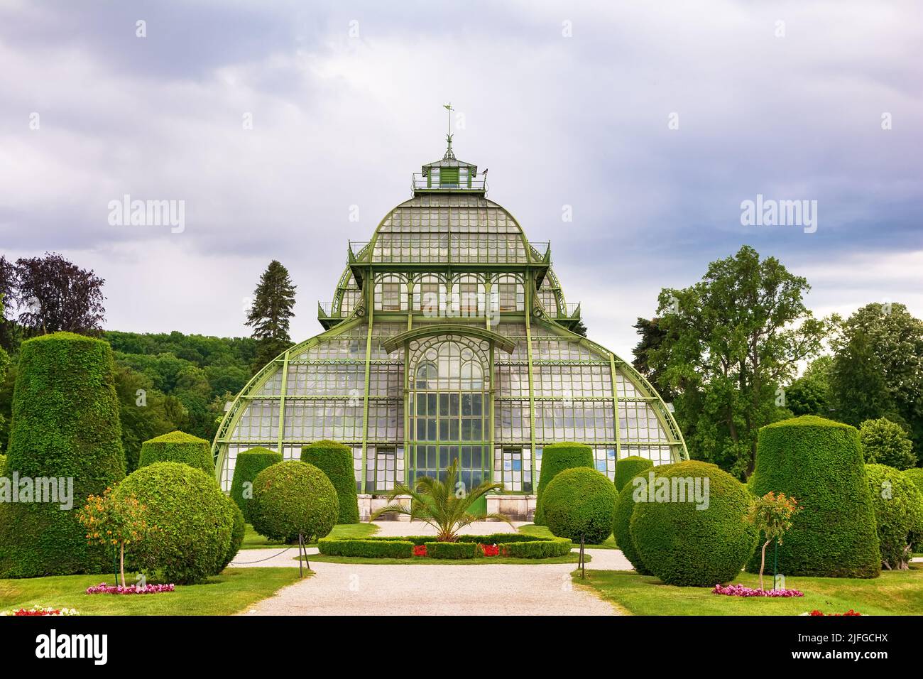 La splendida serra di nome Palm House fa parte dei giardini del Palazzo di Schonbrunn, Vienna, Austria Foto Stock