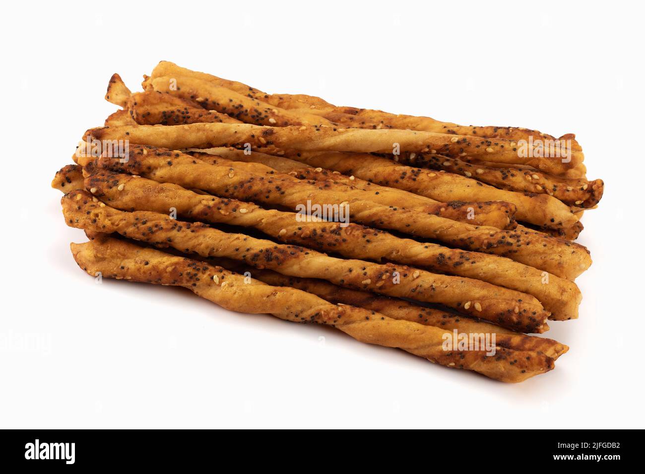 Bastoncini salati al forno con semi di sesamo e papavero isolati su sfondo luminoso. Vista ravvicinata. Foto Stock