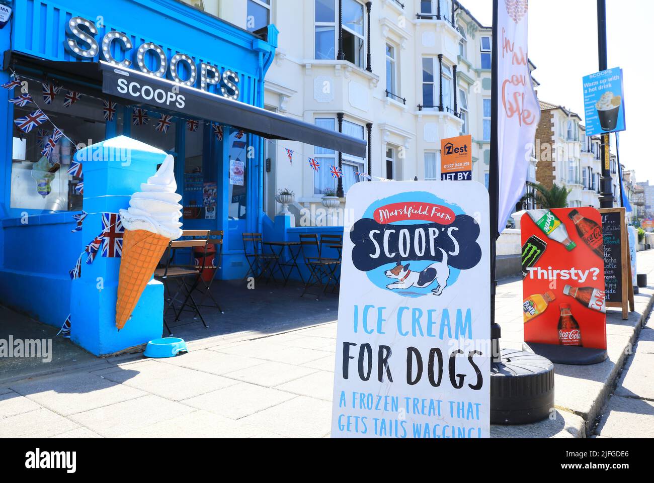 Scoops, vendita di gelato vegetariano artigianale e di produzione locale, con molti sapori artigianali, sulla spiaggia di Herne Bay, nel nord del Kent, Regno Unito Foto Stock