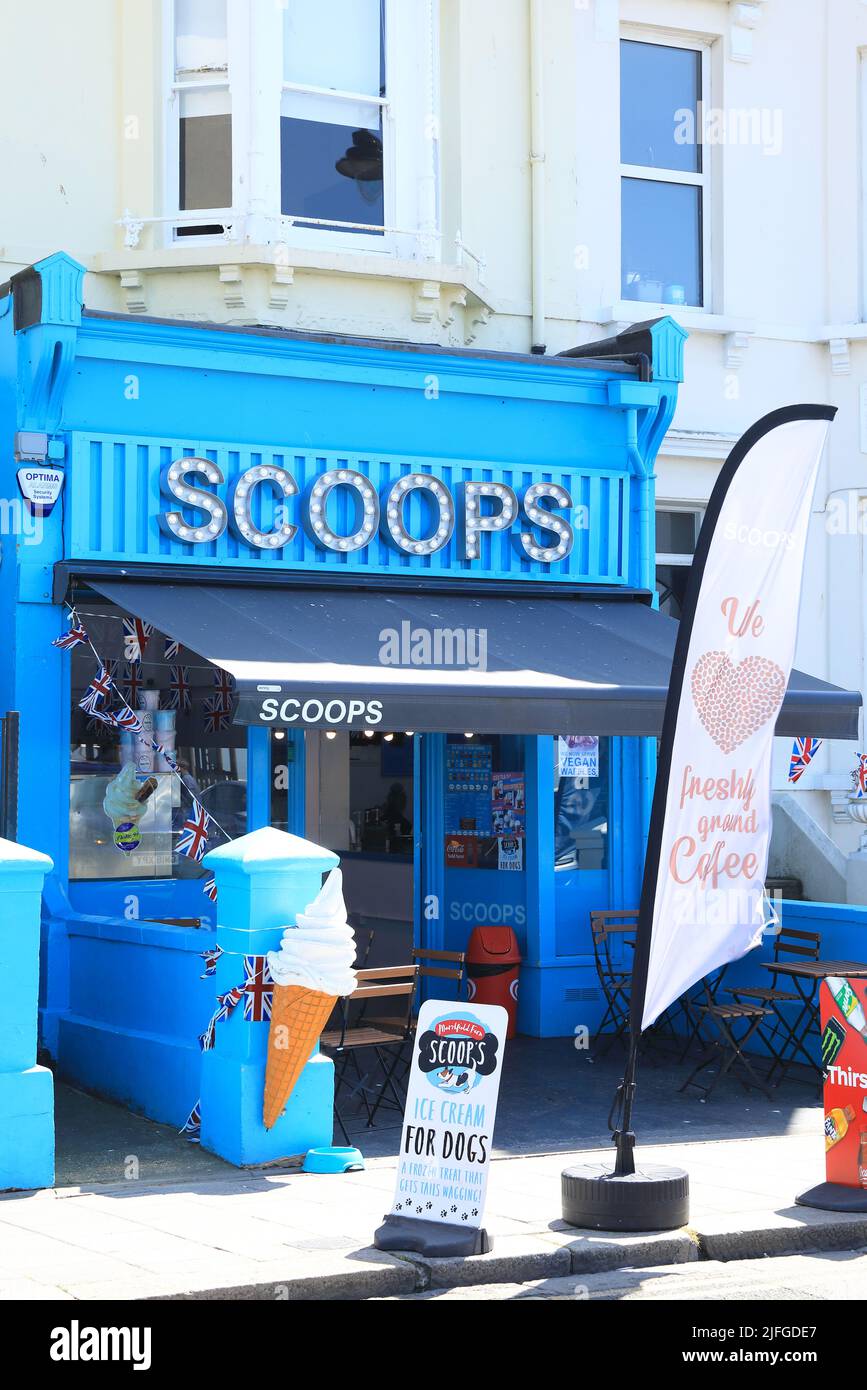 Scoops, vendita di gelato vegetariano artigianale e di produzione locale, con molti sapori artigianali, sulla spiaggia di Herne Bay, nel nord del Kent, Regno Unito Foto Stock