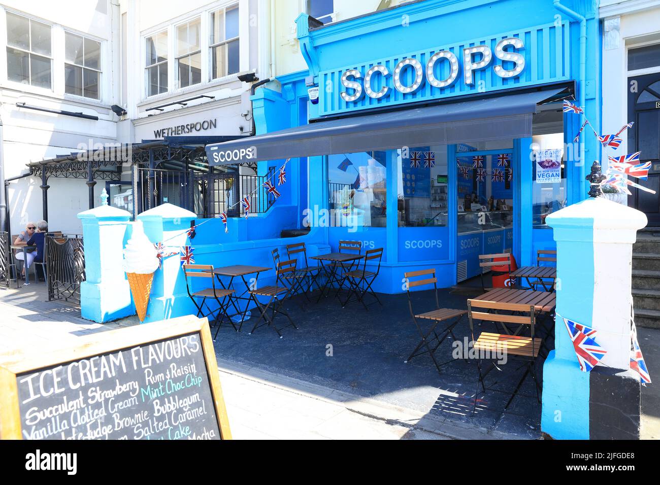 Scoops, vendita di gelato vegetariano artigianale e di produzione locale, con molti sapori artigianali, sulla spiaggia di Herne Bay, nel nord del Kent, Regno Unito Foto Stock