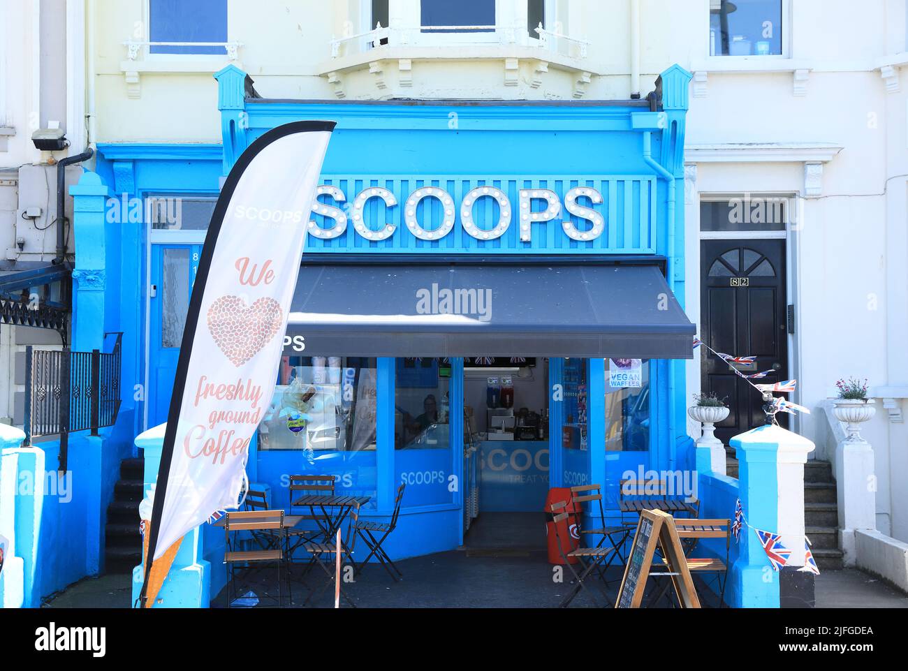Scoops, vendita di gelato vegetariano artigianale e di produzione locale, con molti sapori artigianali, sulla spiaggia di Herne Bay, nel nord del Kent, Regno Unito Foto Stock
